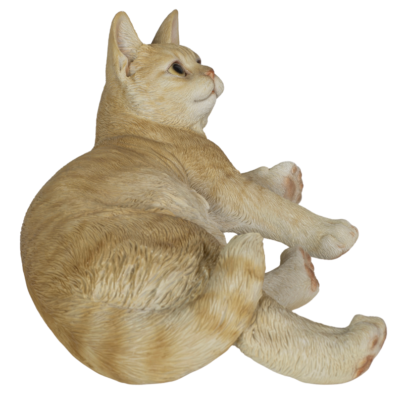 横たわるダークビスケットとら猫