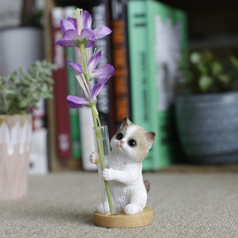 茶トラ白猫 一輪挿し