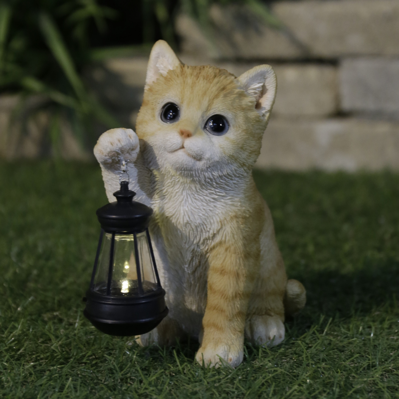 ソーラーランプを右手で持ち上げる茶トラ猫|WooBia公式オンライン ソーラーランプを右手で持ち上げる茶トラ猫|WooBia公式オンライン