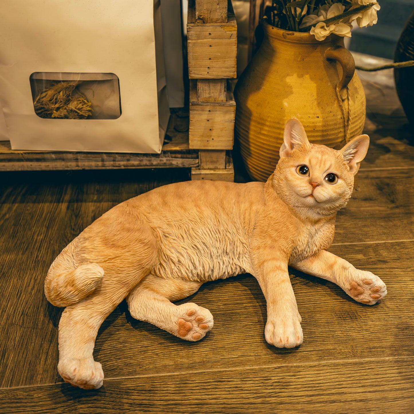 横たわるダークビスケットとら猫