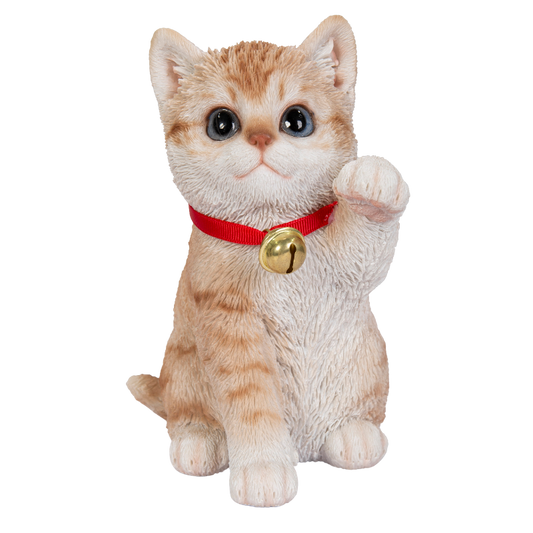 左手を上げる茶トラ招き猫