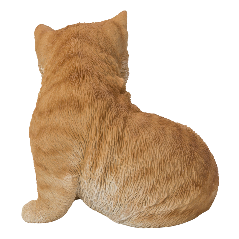 後ろ足をなめる茶トラ猫
