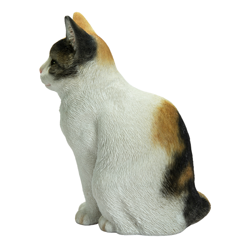 お座り三毛猫