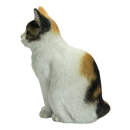 お座り三毛猫