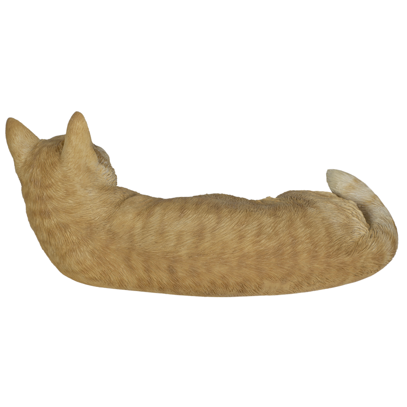横たわるダークビスケットとら猫