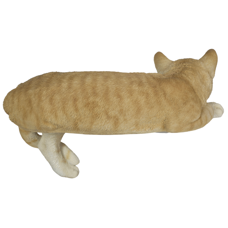 横たわるダークビスケット猫