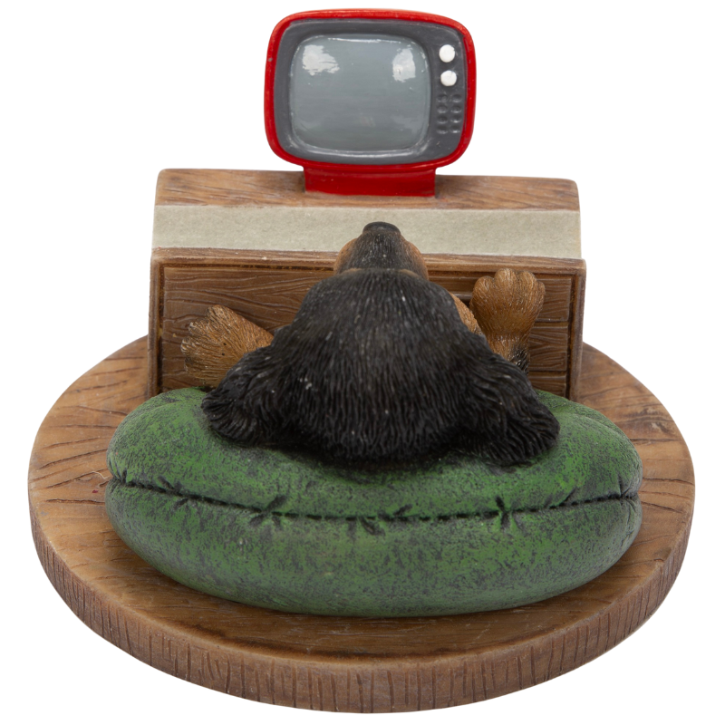 テレビを見るダックスフンドスマホスタンド