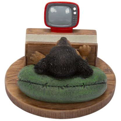 テレビを見るダックスフンドスマホスタンド