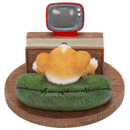 テレビを見るウェルシュコーギースマホスタンド