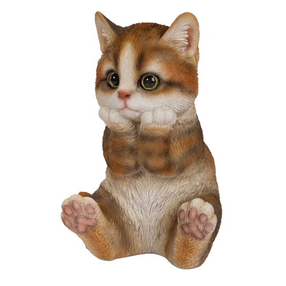 頬杖をつくキジトラ白猫