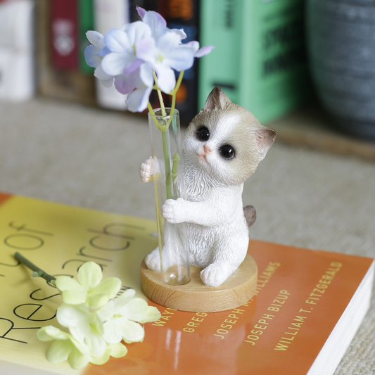 茶トラ白猫 一輪挿し