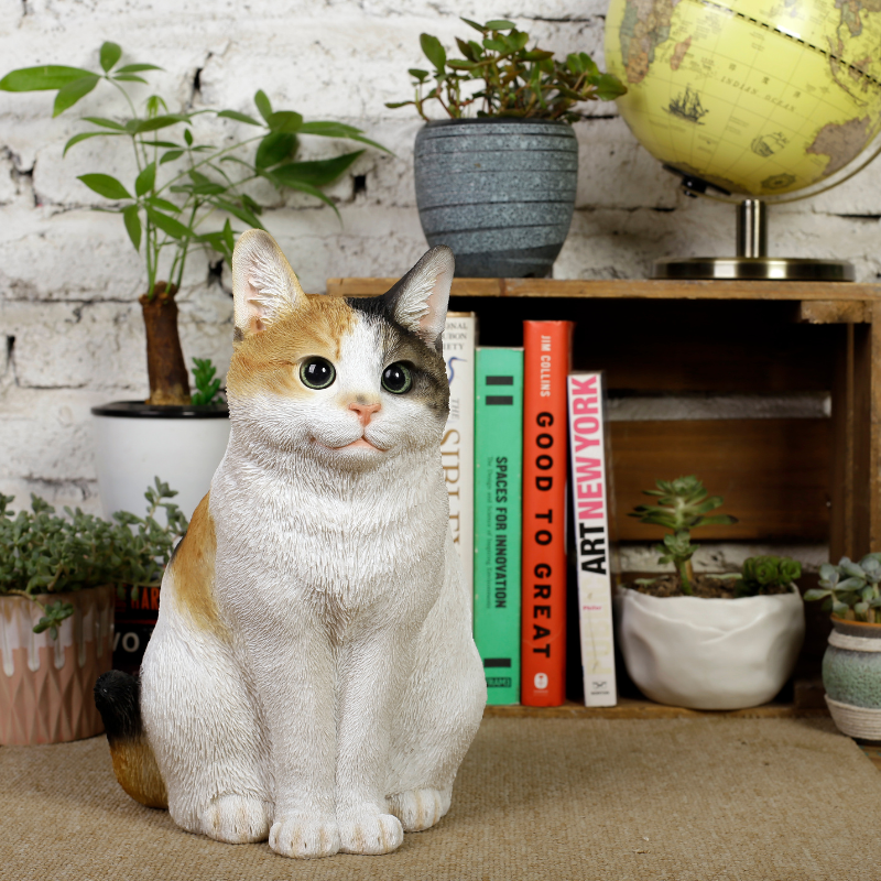 お座り三毛猫