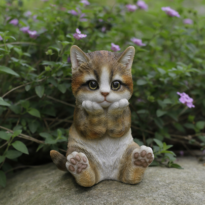 頬杖をつくキジトラ白猫