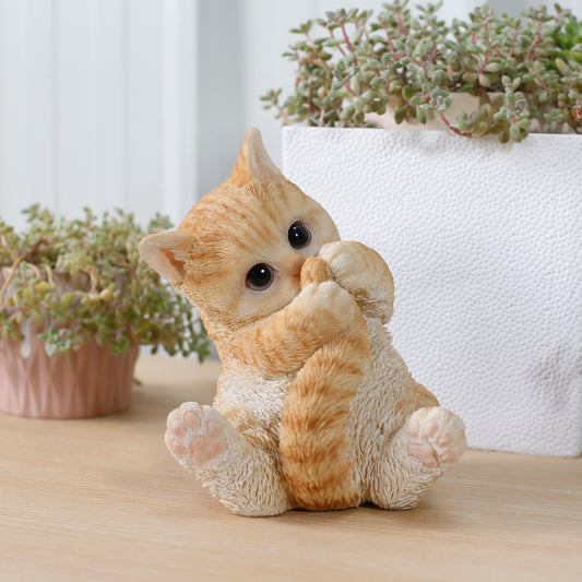 しっぽで遊ぶ茶トラ猫
