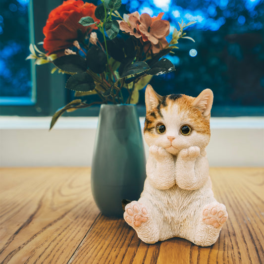 頬杖をつく三毛猫