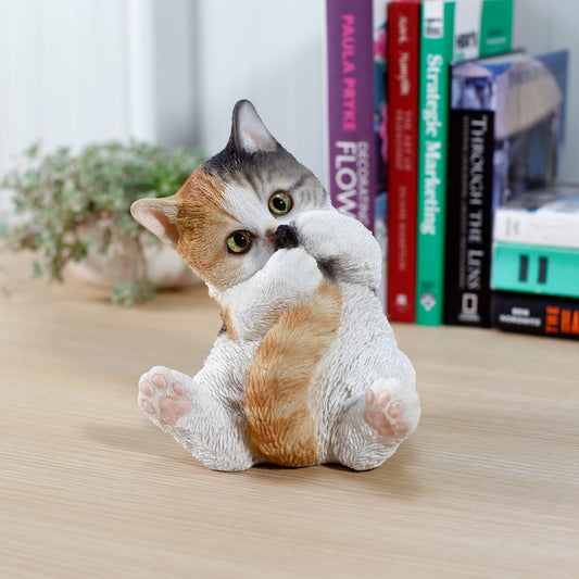 しっぽで遊ぶ三毛猫