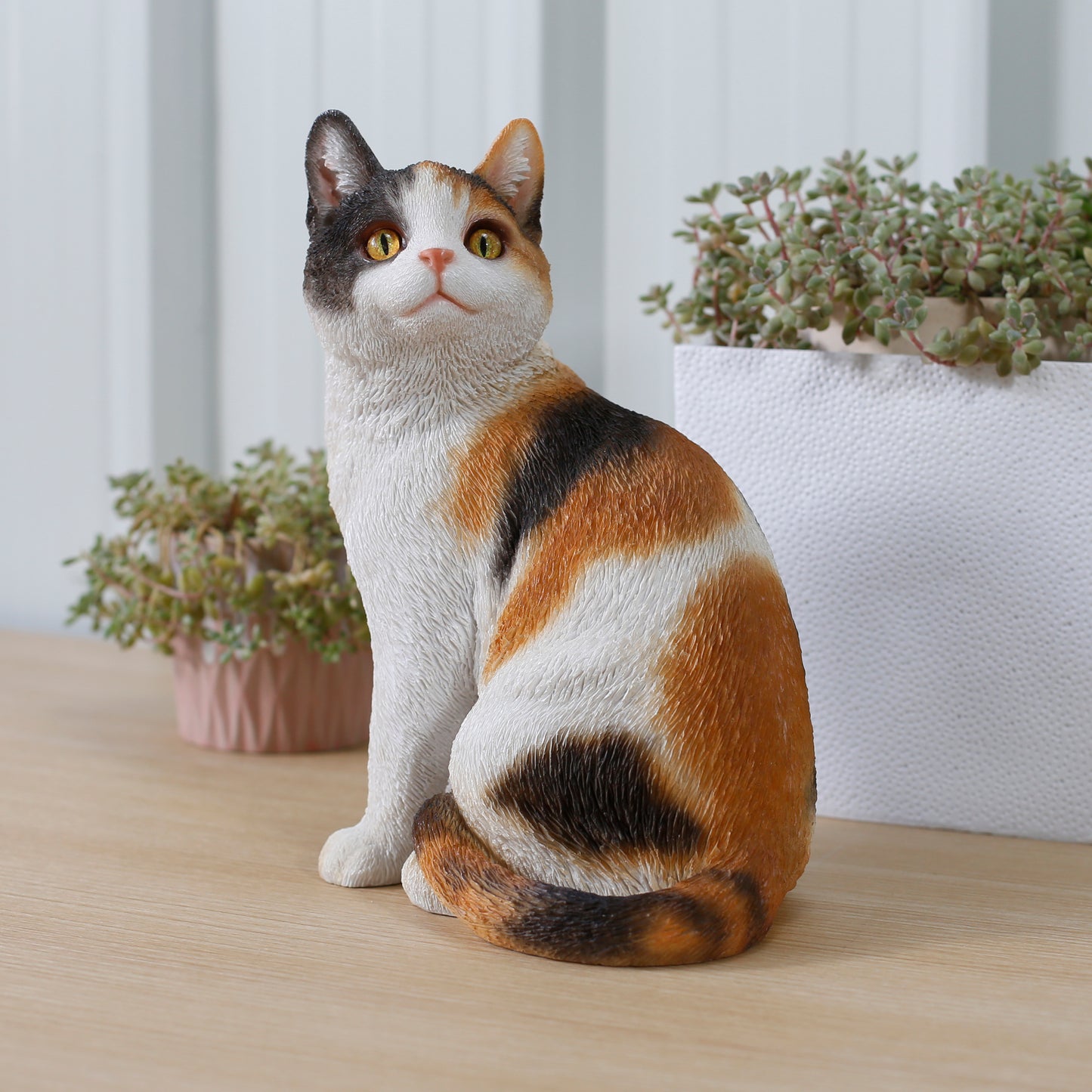 振り返る三毛猫