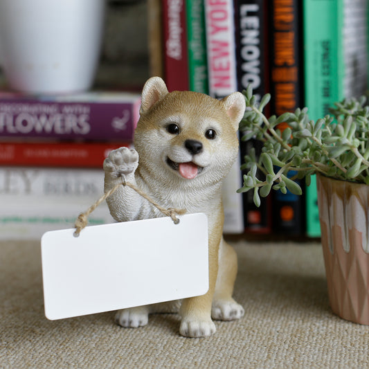 右手でボードを持つ柴犬