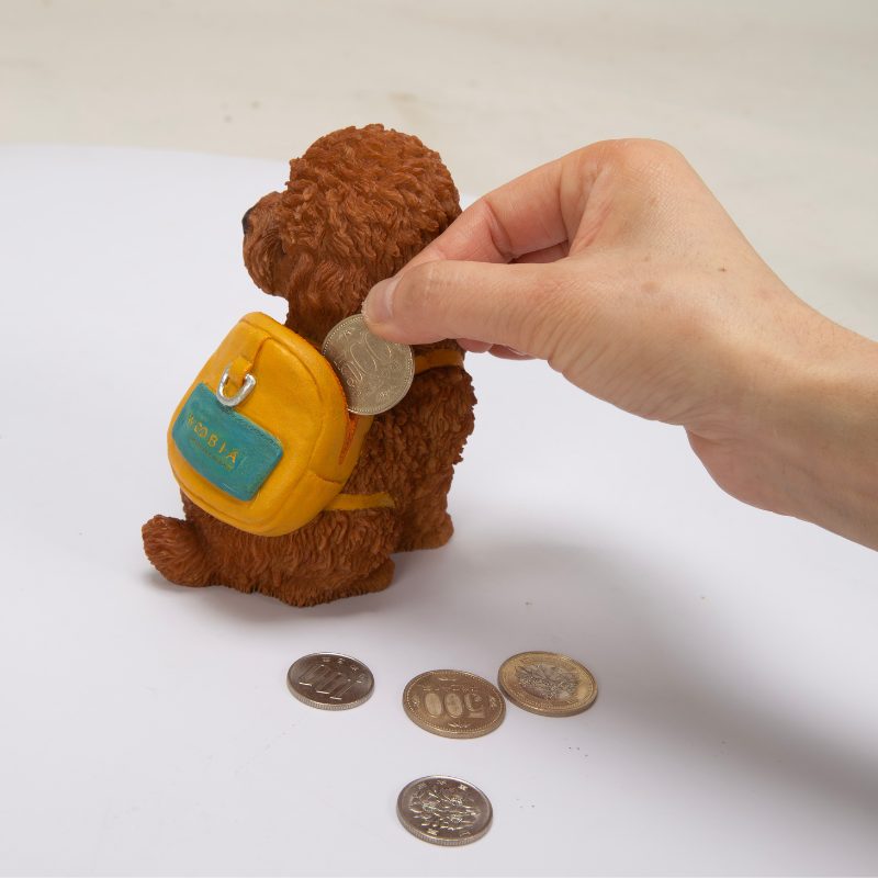 リュックを背負う トイプードル貯金箱